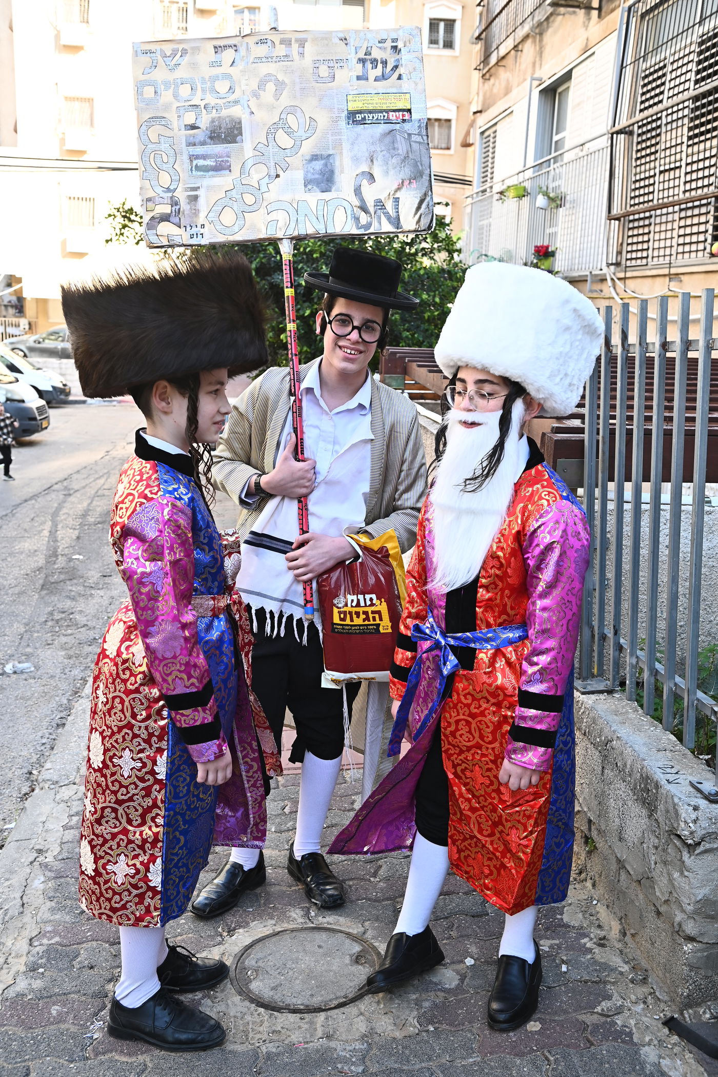 ילדי בעלזא בבני ברק במסיבות פורים