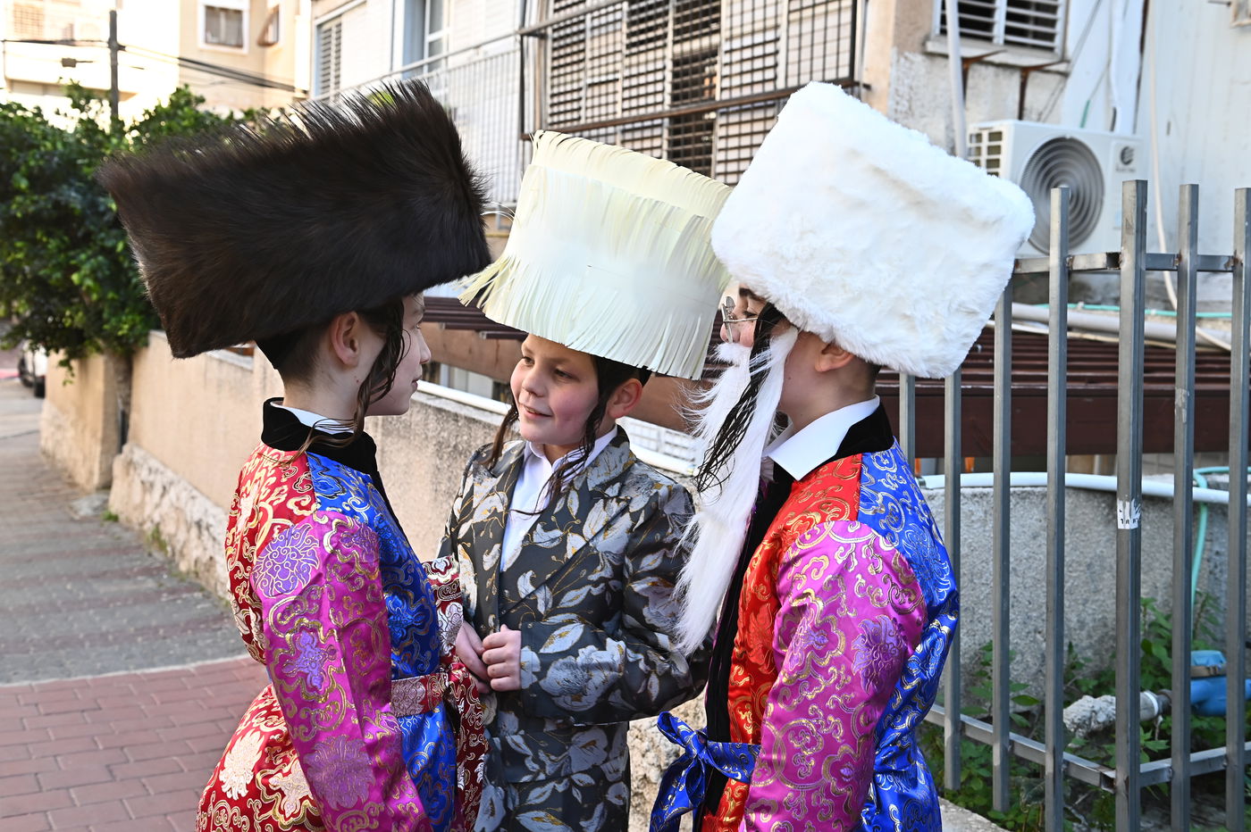 ילדי בעלזא בבני ברק במסיבות פורים