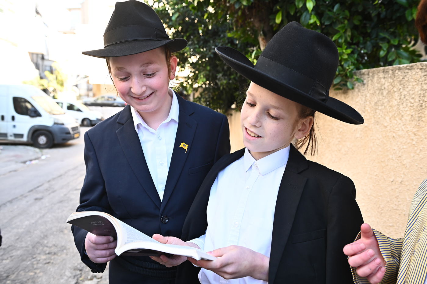 ילדי בעלזא בבני ברק במסיבות פורים