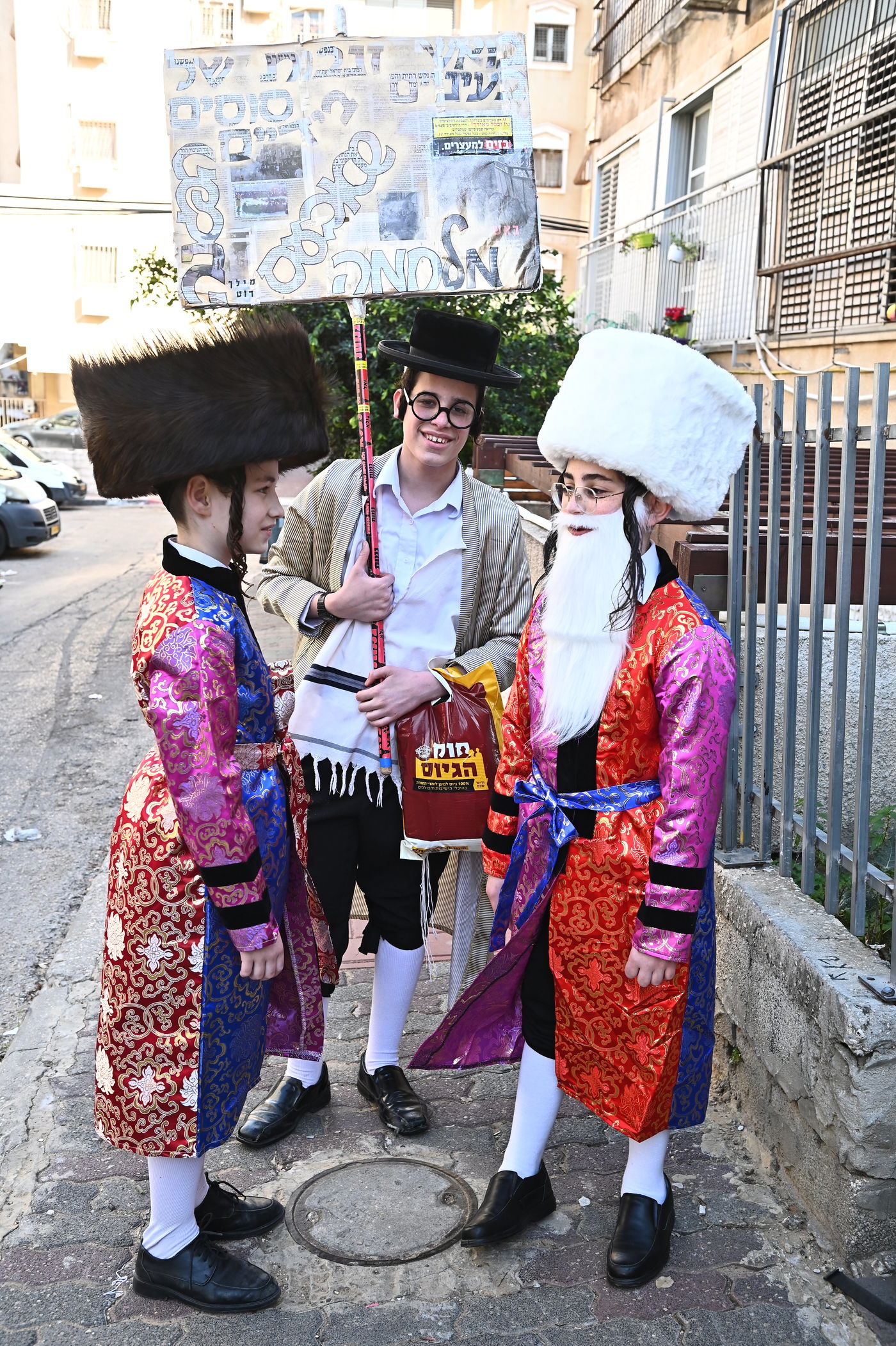 ילדי בעלזא בבני ברק במסיבות פורים