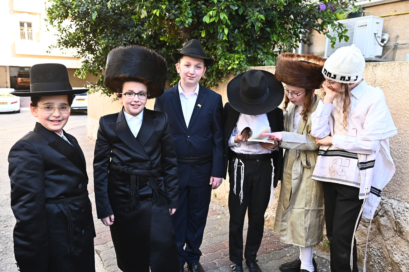 ילדי בעלזא בבני ברק במסיבות פורים