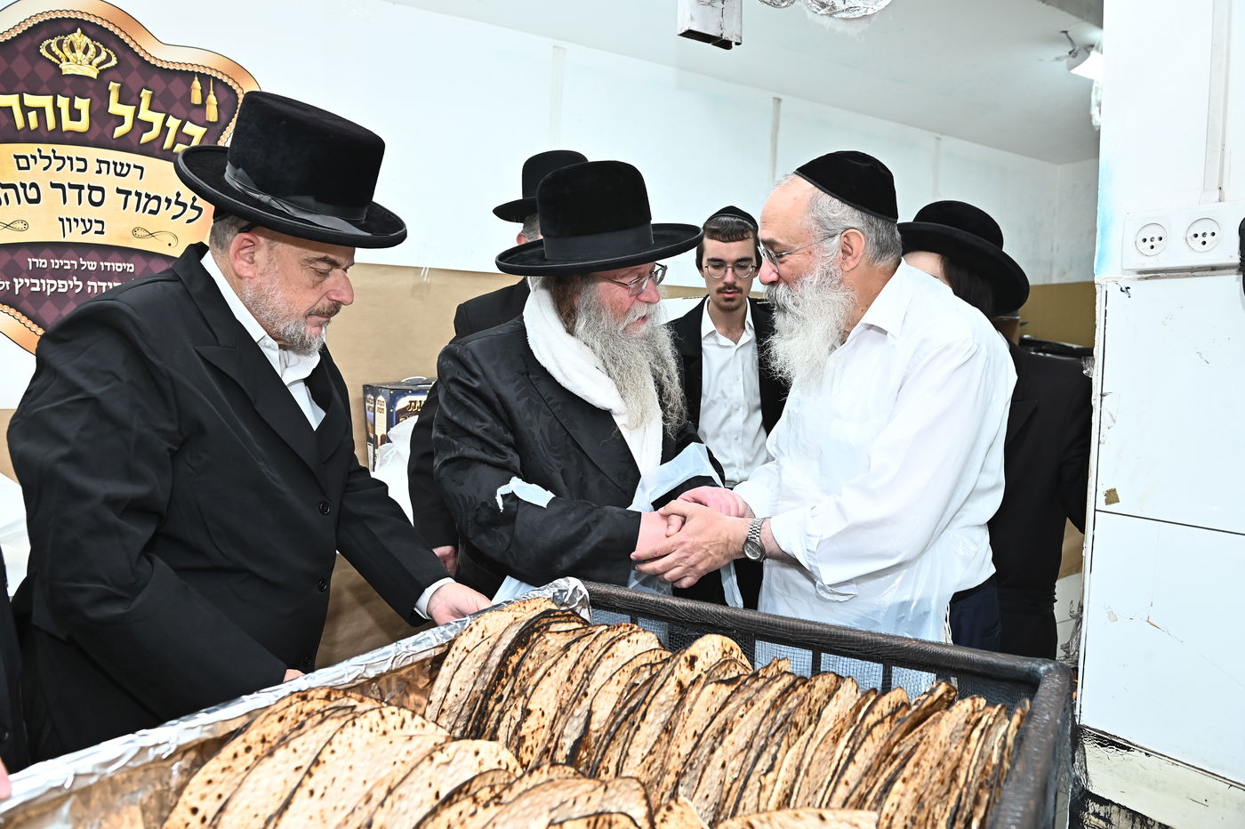 האדמו"ר מקוזמיר באפיית מצות