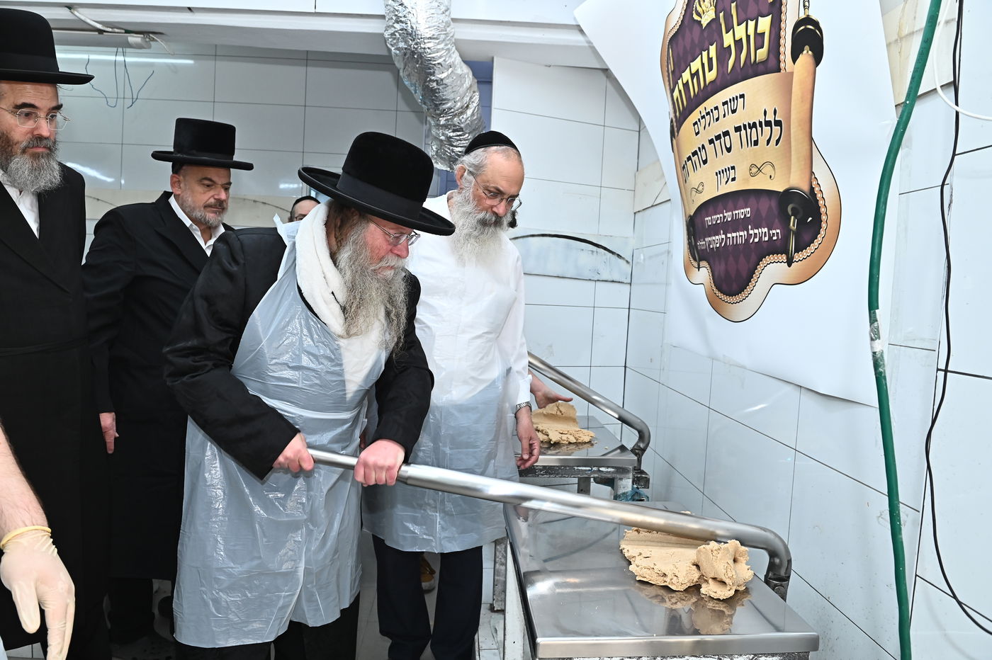 האדמו"ר מקוזמיר באפיית מצות