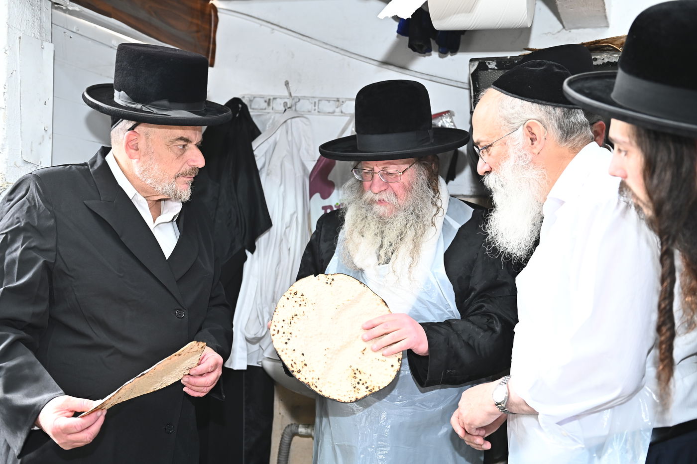 האדמו"ר מקוזמיר באפיית מצות