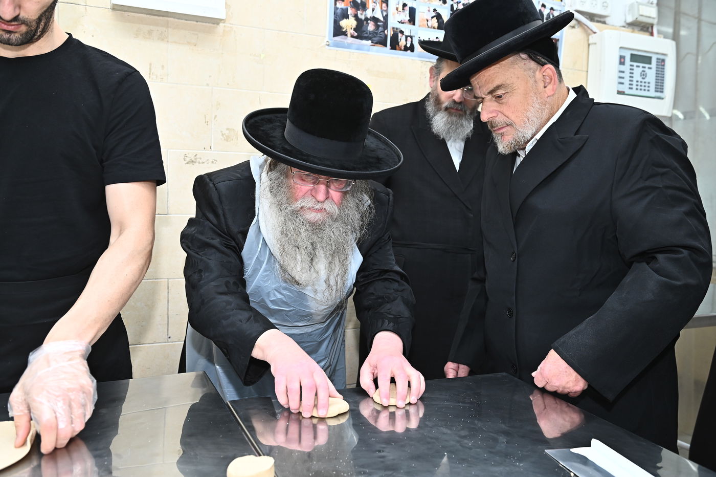 האדמו"ר מקוזמיר באפיית מצות