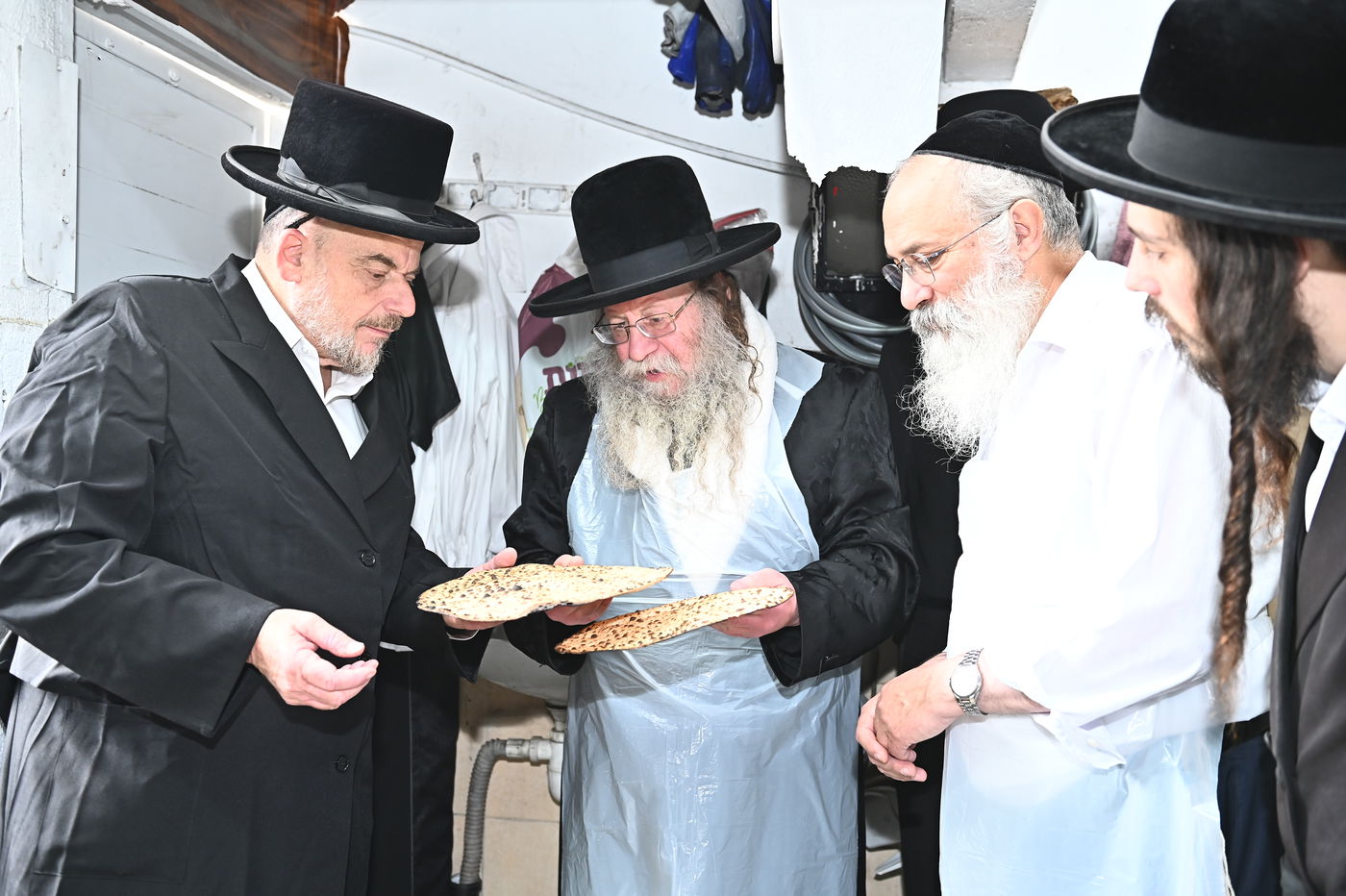 האדמו"ר מקוזמיר באפיית מצות