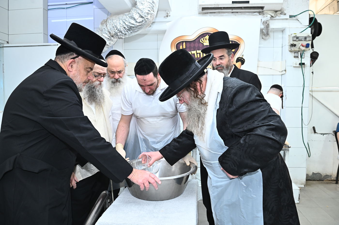 האדמו"ר מקוזמיר באפיית מצות