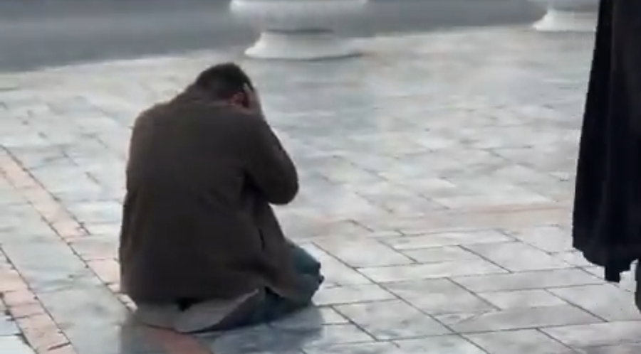 לא רק שמחה, גם בכי: יש איראנים שבוכים על חיסולו של חמינאי | צפו