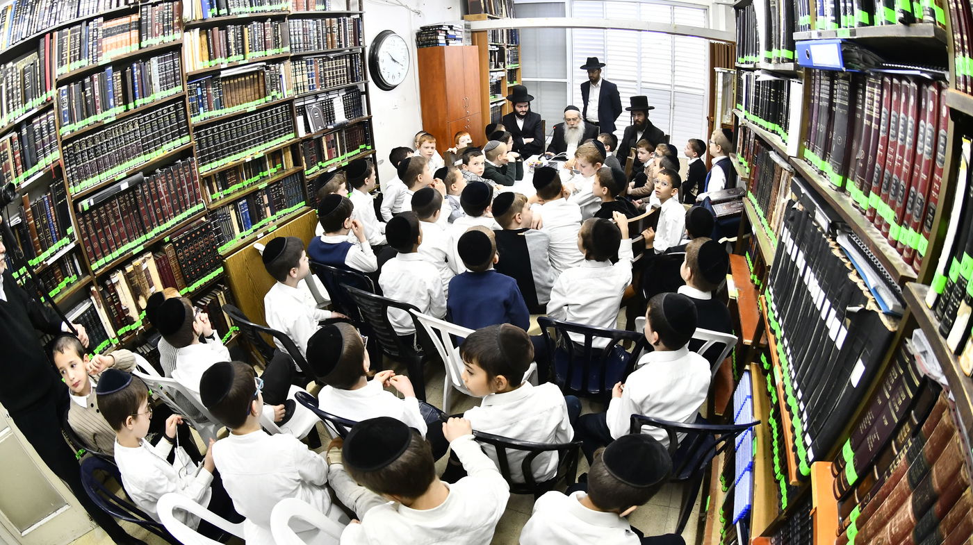 ילדי חדרי תורה בבחינה אצל הגאון רבי שרגא שטיינמן