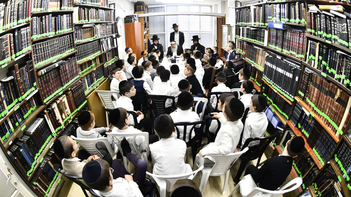 ילדי חדרי תורה בבחינה אצל הגאון רבי שרגא שטיינמן