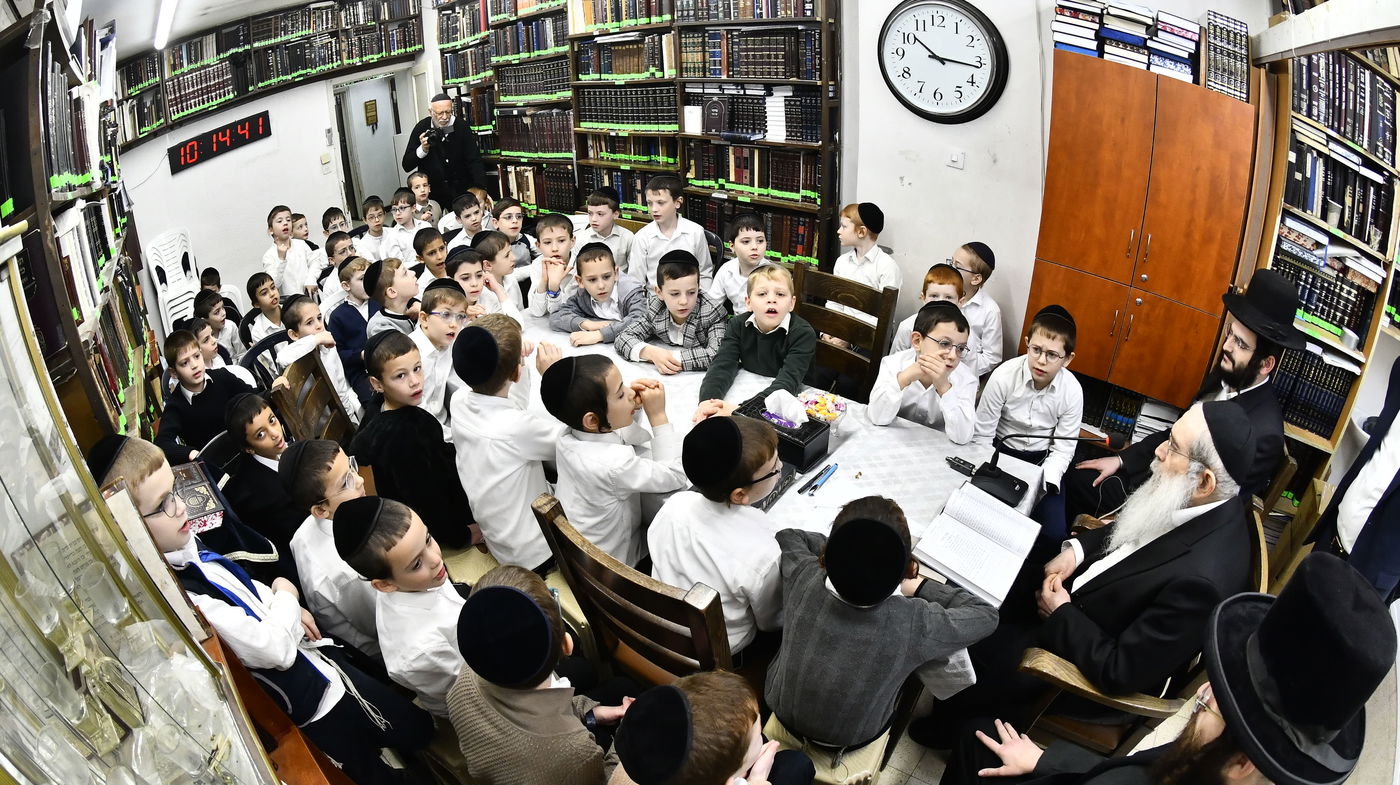 ילדי חדרי תורה בבחינה אצל הגאון רבי שרגא שטיינמן