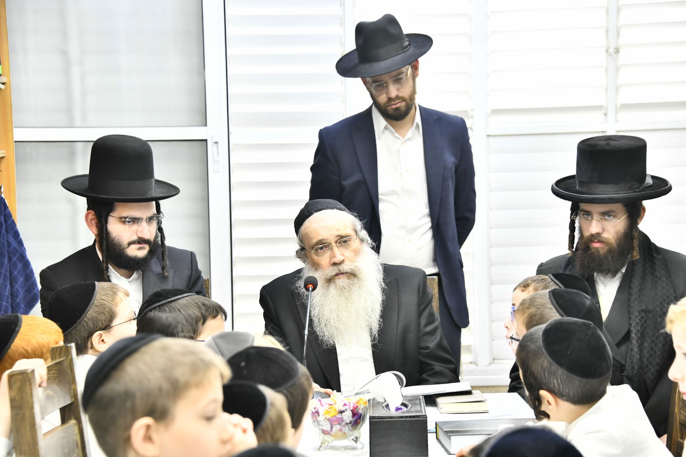 ילדי חדרי תורה בבחינה אצל הגאון רבי שרגא שטיינמן