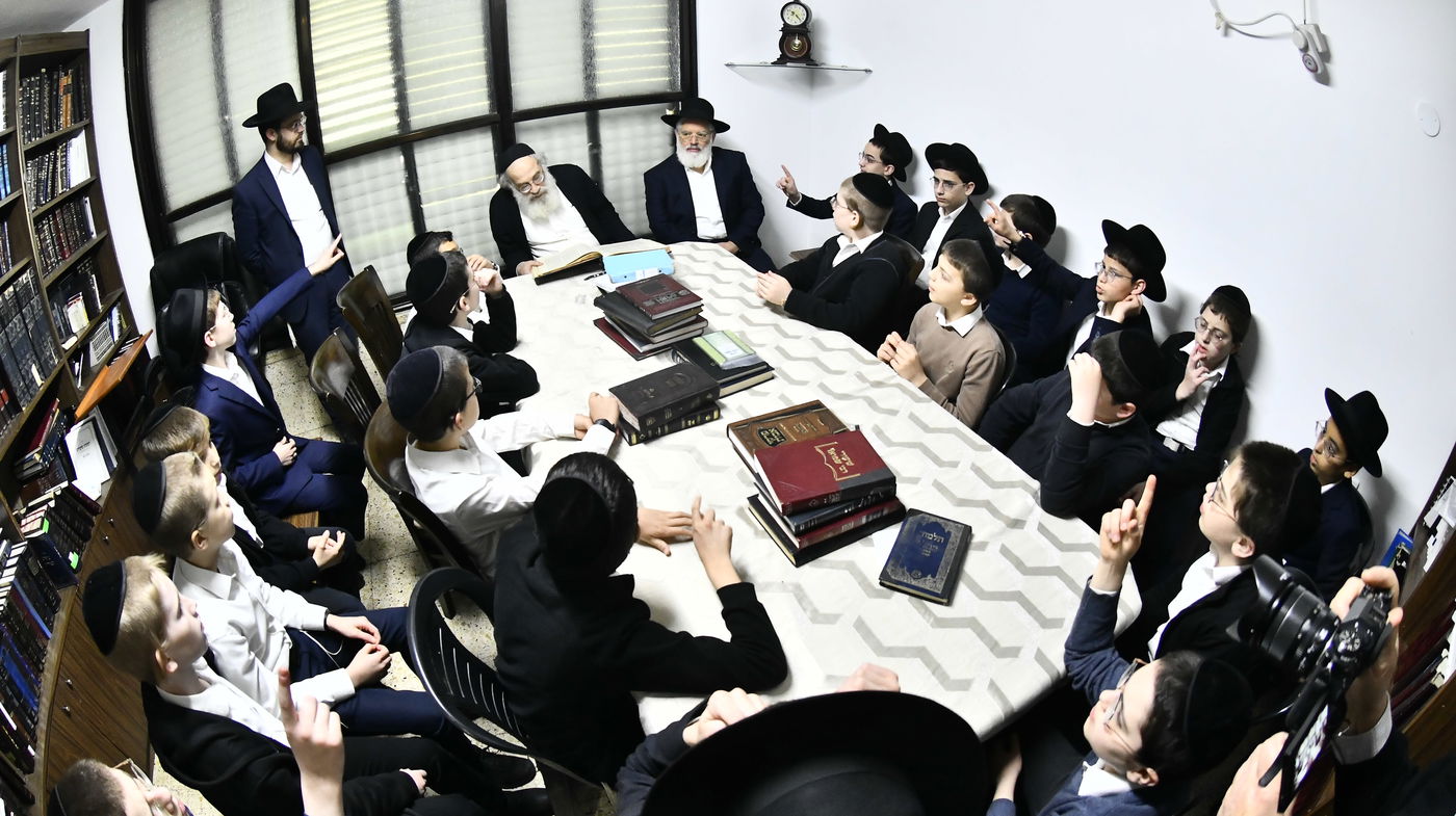 ילדי חדרי תורה בבחינה אצל הגאון רבי ברוך דב דיסקין