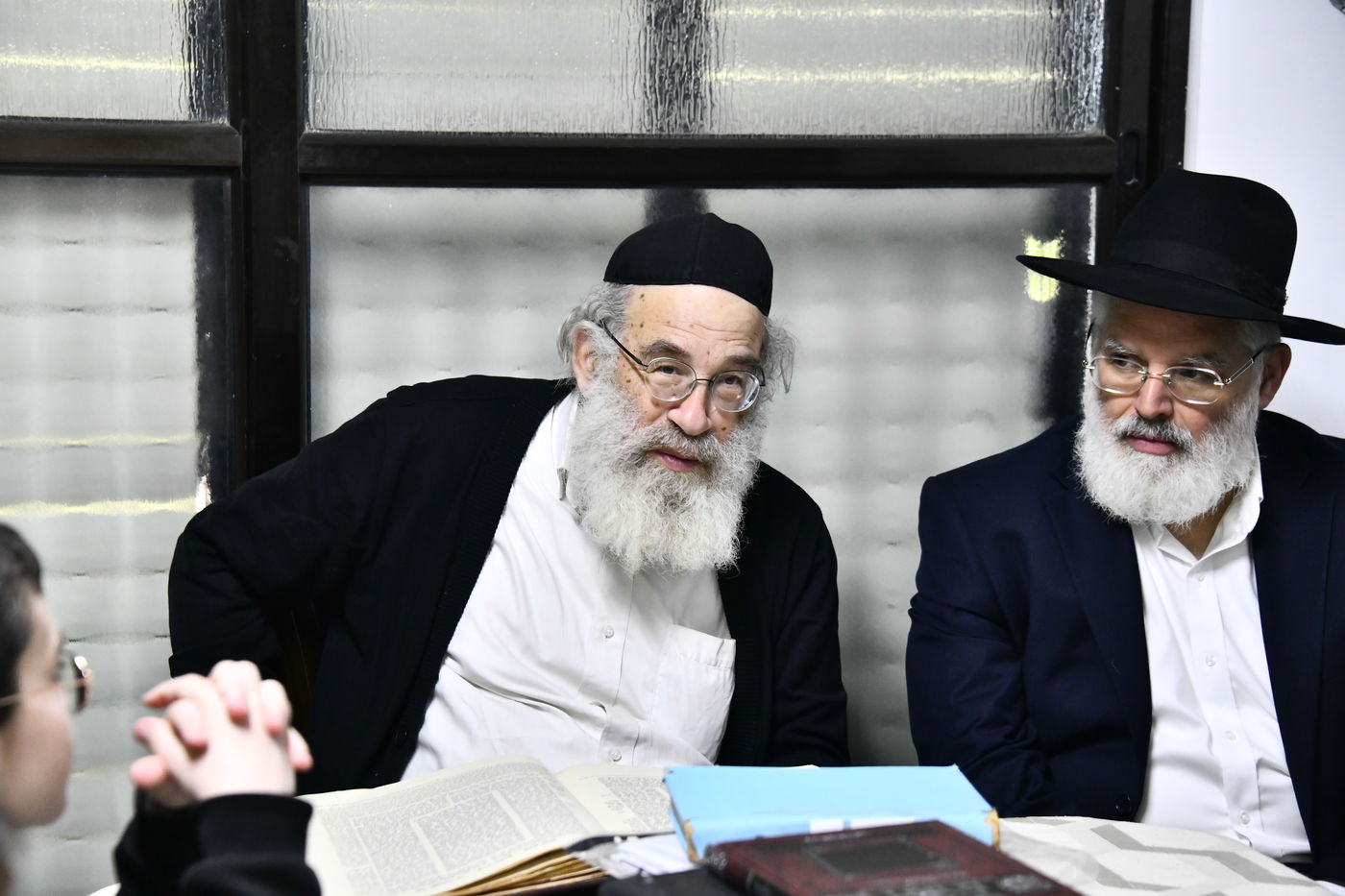ילדי חדרי תורה בבחינה אצל הגאון רבי ברוך דב דיסקין
