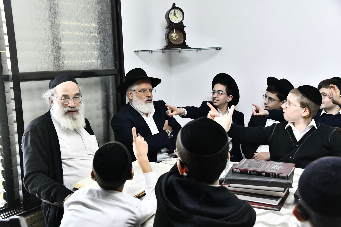 ילדי חדרי תורה בבחינה אצל הגאון רבי ברוך דב דיסקין