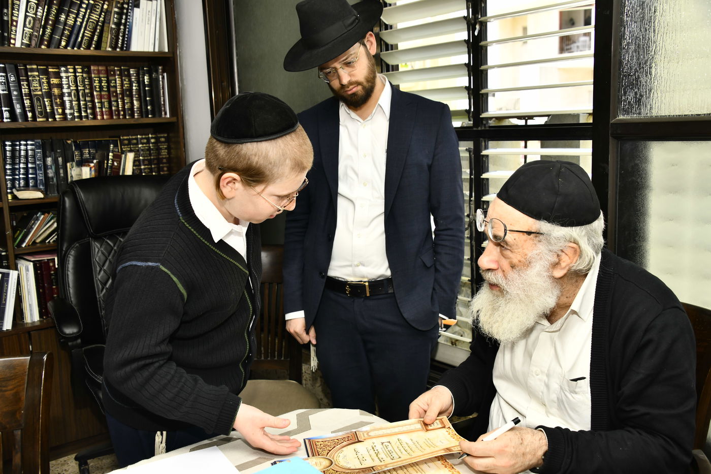 ילדי חדרי תורה בבחינה אצל הגאון רבי ברוך דב דיסקין