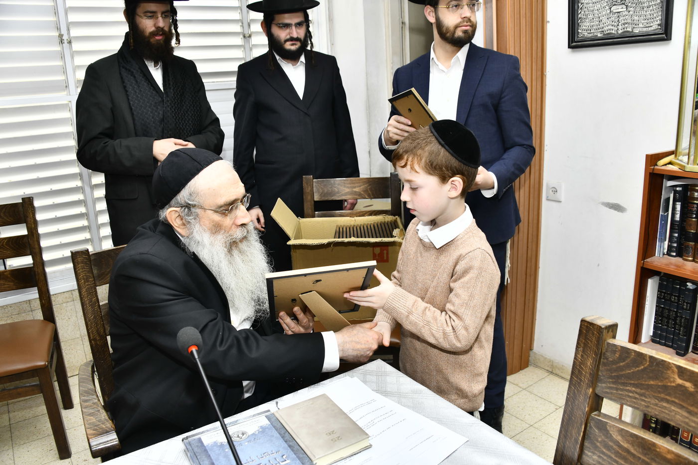 ילדי חדרי תורה בבחינה אצל הגאון רבי שרגא שטיינמן