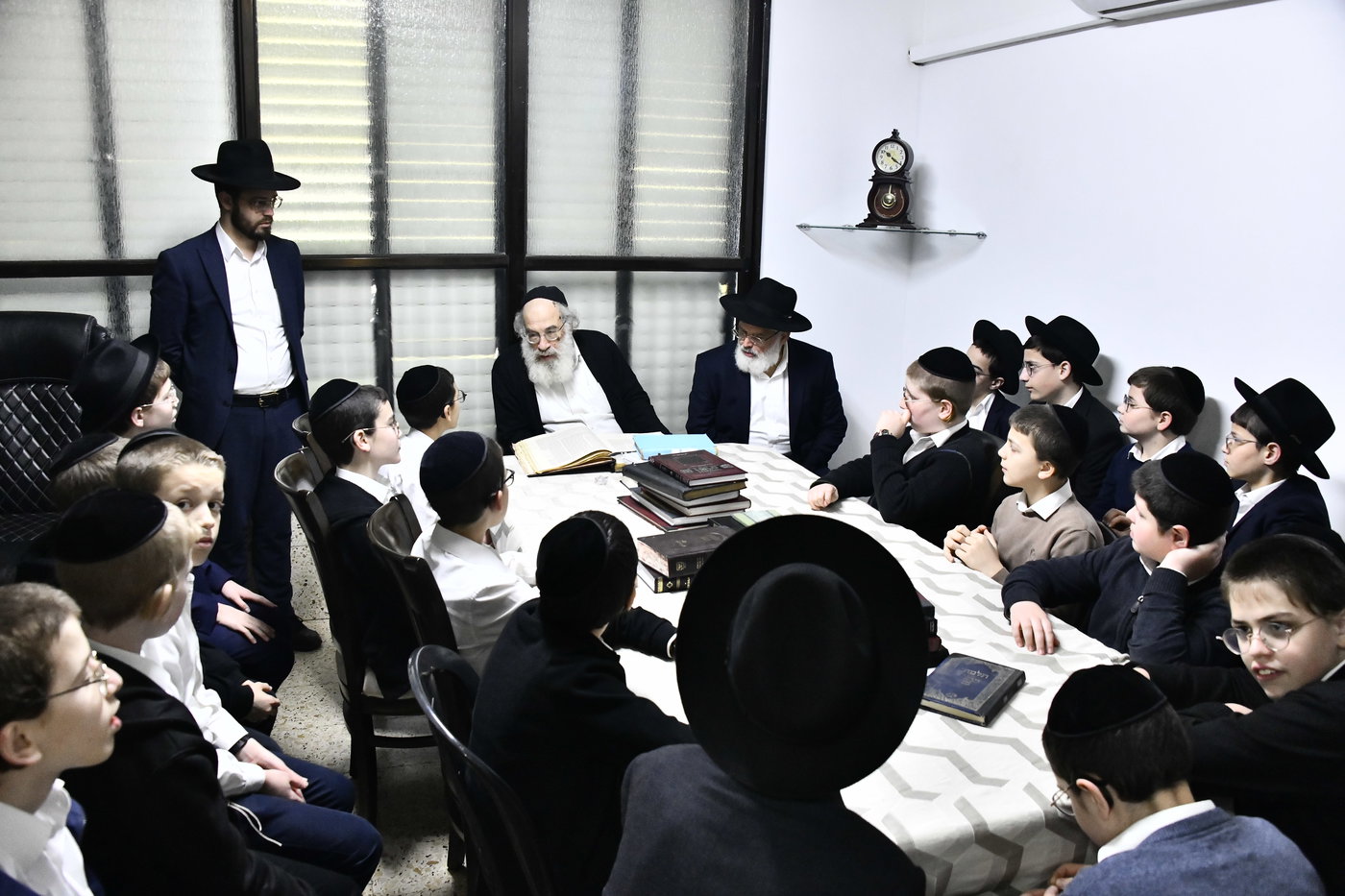 ילדי חדרי תורה בבחינה אצל הגאון רבי ברוך דב דיסקין