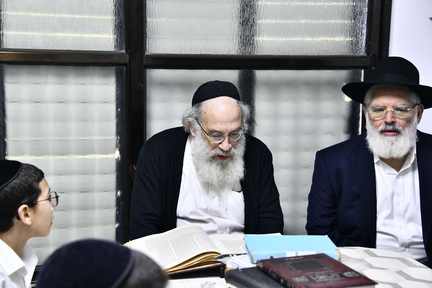 ילדי חדרי תורה בבחינה אצל הגאון רבי ברוך דב דיסקין