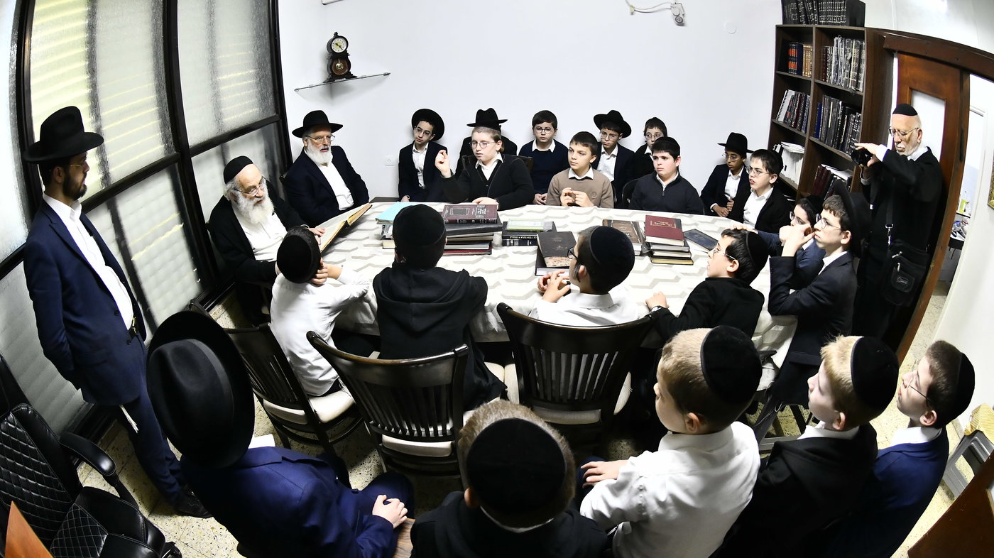 ילדי חדרי תורה בבחינה אצל הגאון רבי ברוך דב דיסקין