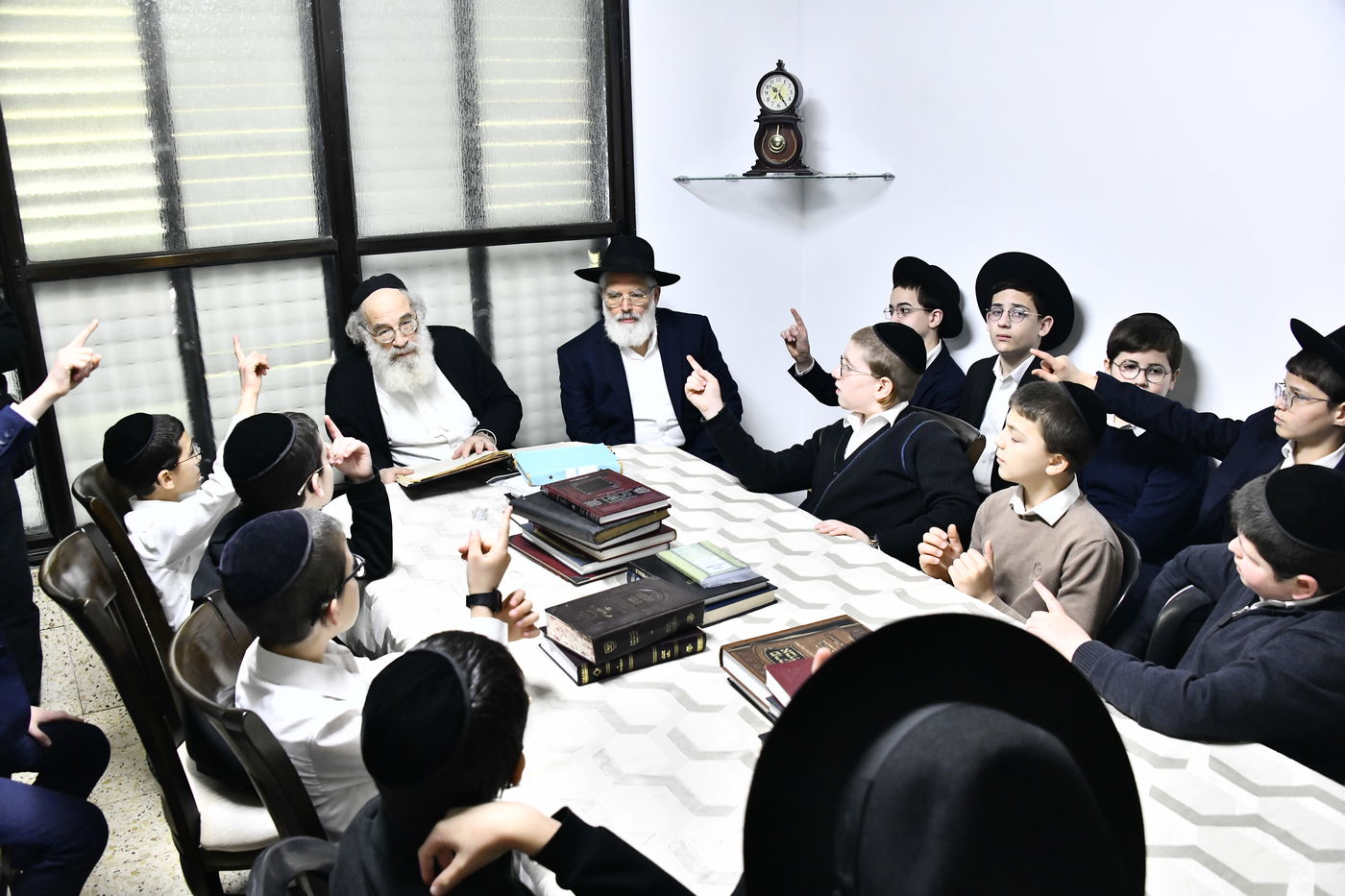 ילדי חדרי תורה בבחינה אצל הגאון רבי ברוך דב דיסקין