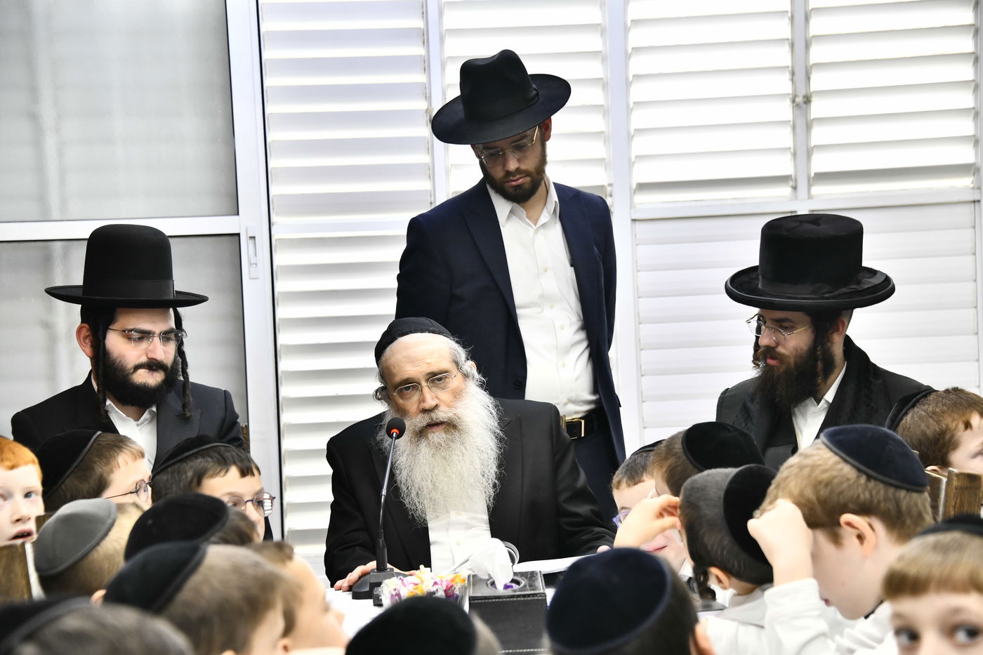 ילדי חדרי תורה בבחינה אצל הגאון רבי שרגא שטיינמן