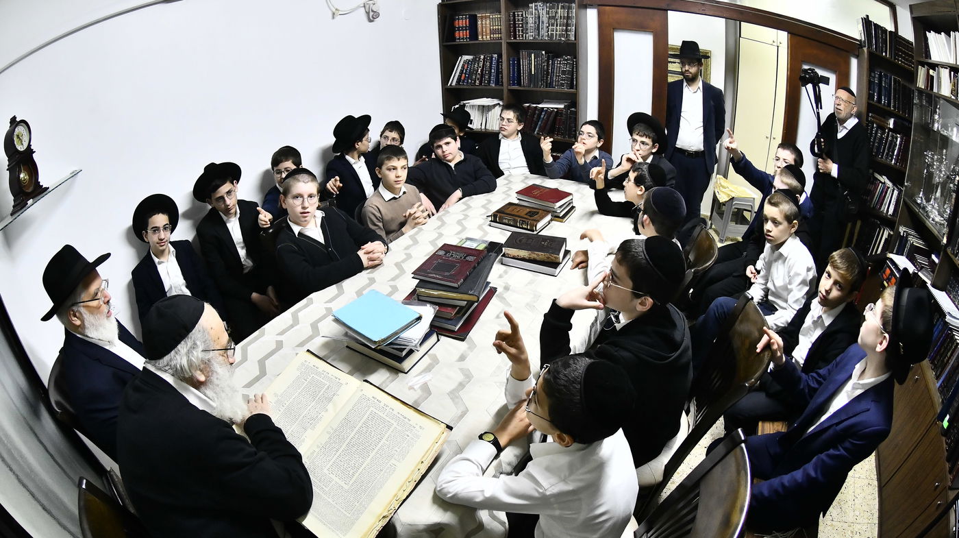 ילדי חדרי תורה בבחינה אצל הגאון רבי ברוך דב דיסקין