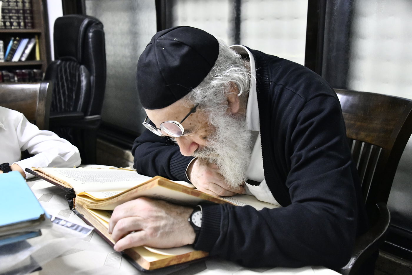 ילדי חדרי תורה בבחינה אצל הגאון רבי ברוך דב דיסקין