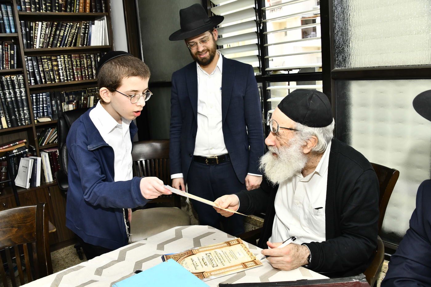 ילדי חדרי תורה בבחינה אצל הגאון רבי ברוך דב דיסקין