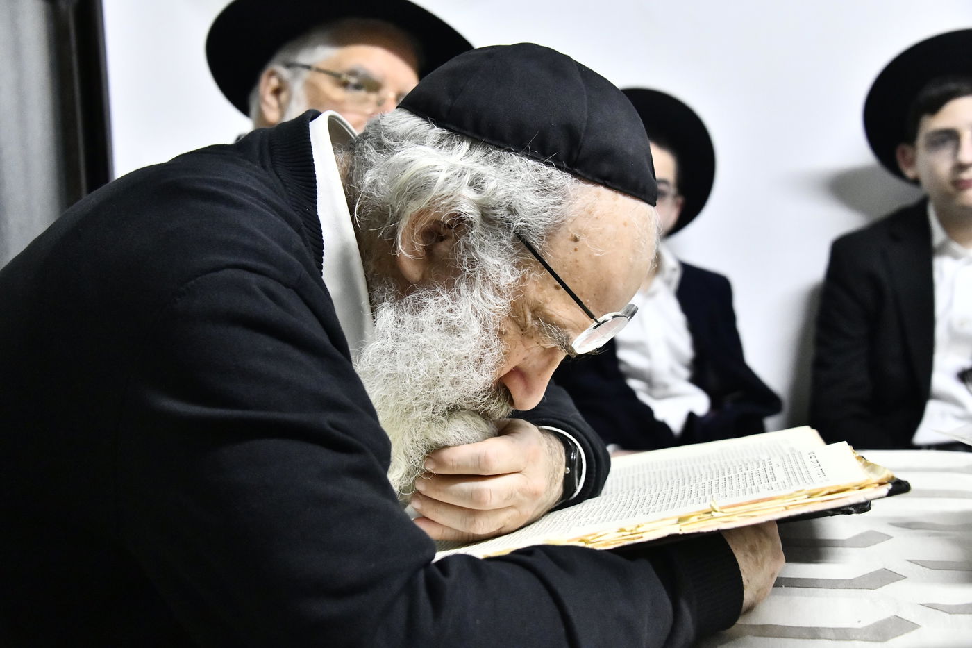 ילדי חדרי תורה בבחינה אצל הגאון רבי ברוך דב דיסקין