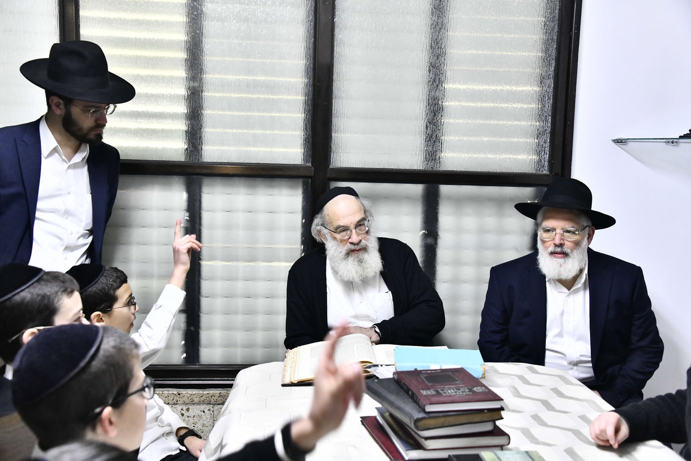 ילדי חדרי תורה בבחינה אצל הגאון רבי ברוך דב דיסקין