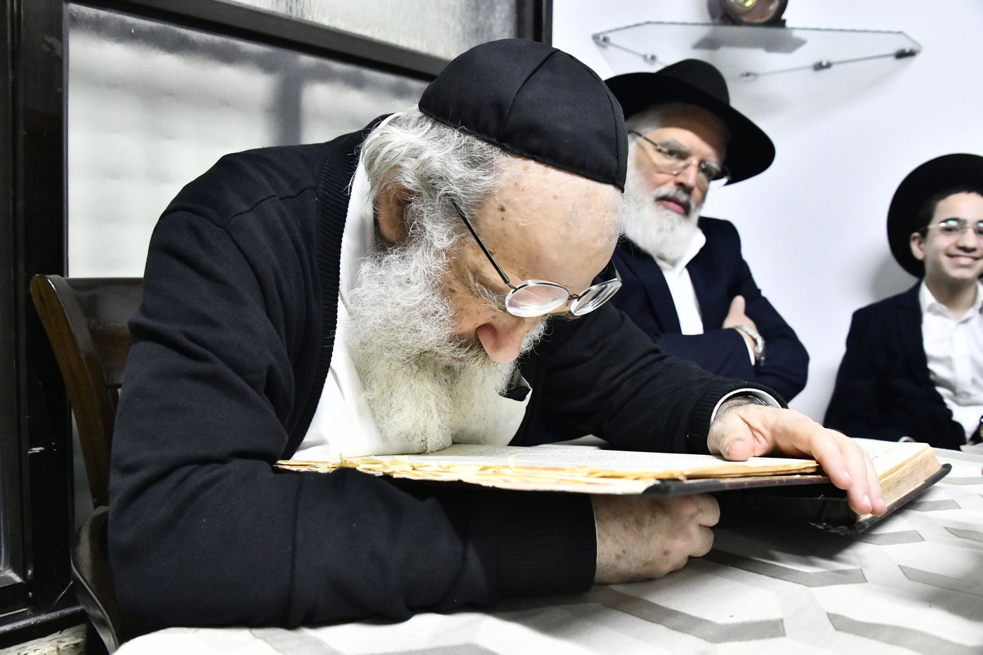 ילדי חדרי תורה בבחינה אצל הגאון רבי ברוך דב דיסקין