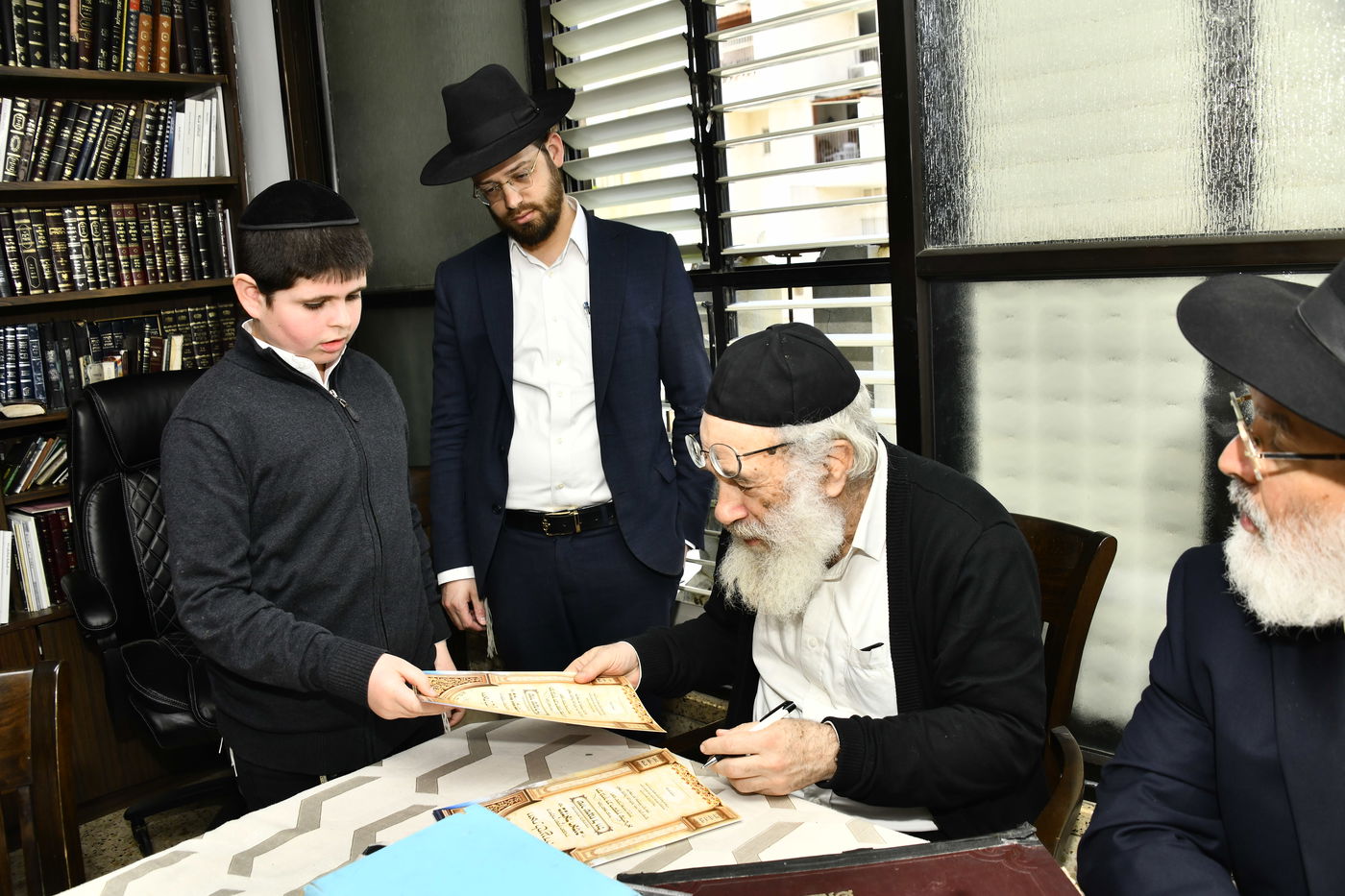 ילדי חדרי תורה בבחינה אצל הגאון רבי ברוך דב דיסקין