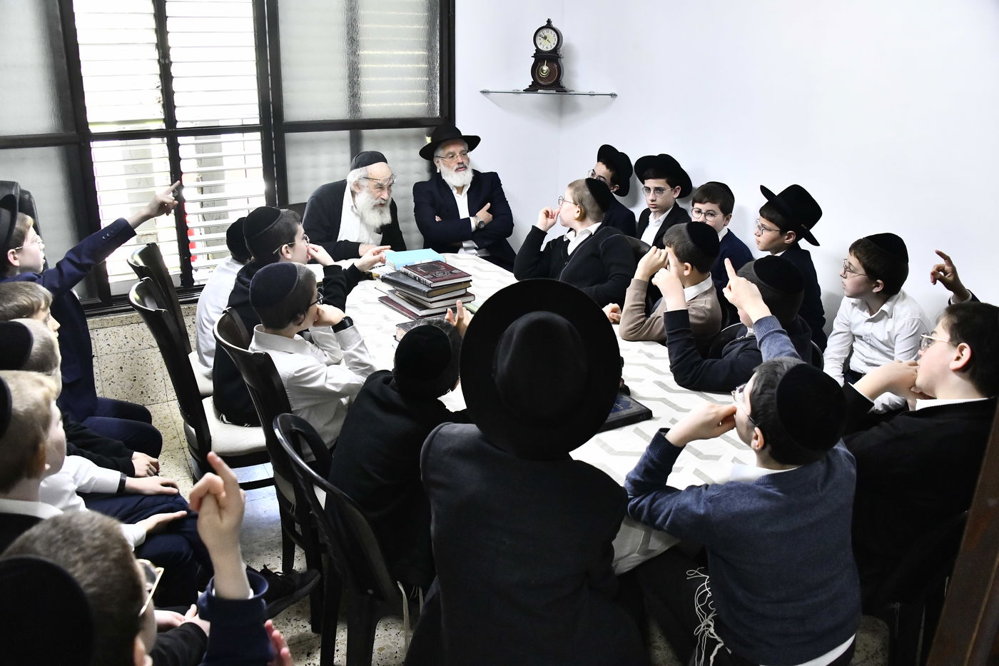 ילדי חדרי תורה בבחינה אצל הגאון רבי ברוך דב דיסקין