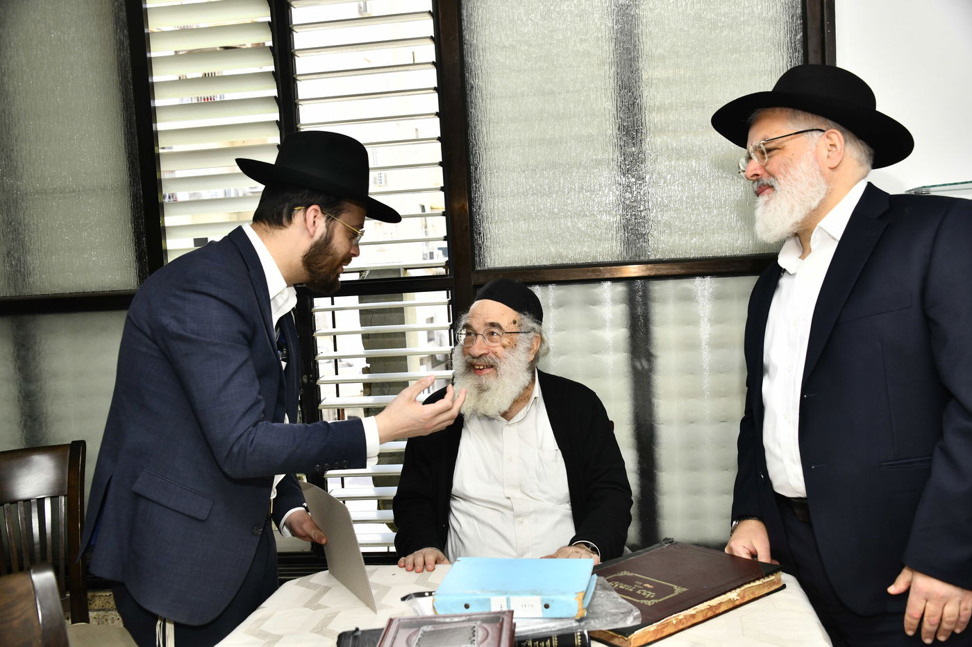 ילדי חדרי תורה בבחינה אצל הגאון רבי ברוך דב דיסקין