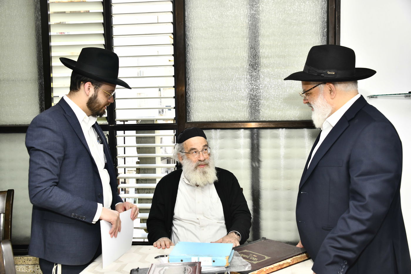 ילדי חדרי תורה בבחינה אצל הגאון רבי ברוך דב דיסקין