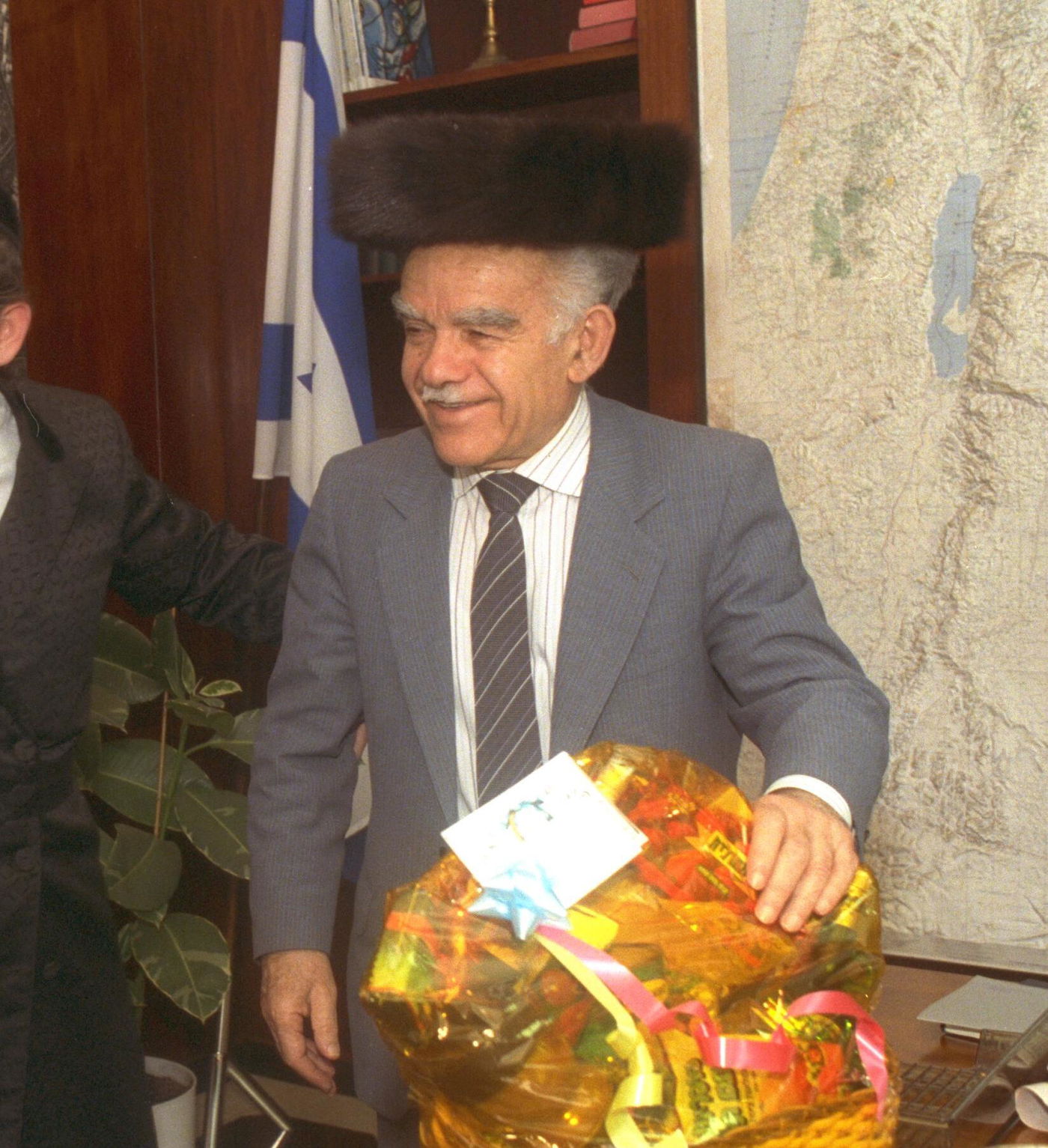 ראש הממשלה השביעי, יצחק שמיר, חבוש בשטריימל. פורים 1989