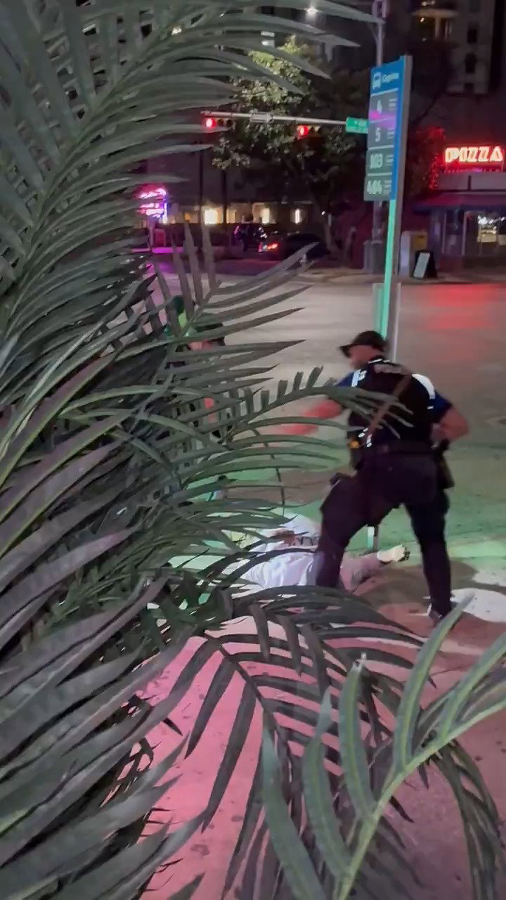 היורה מוטל ארצה בזירה