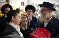 אמן החושים לבש תחפושת מושקעת והדהים את תושבי בני ברק | צפו