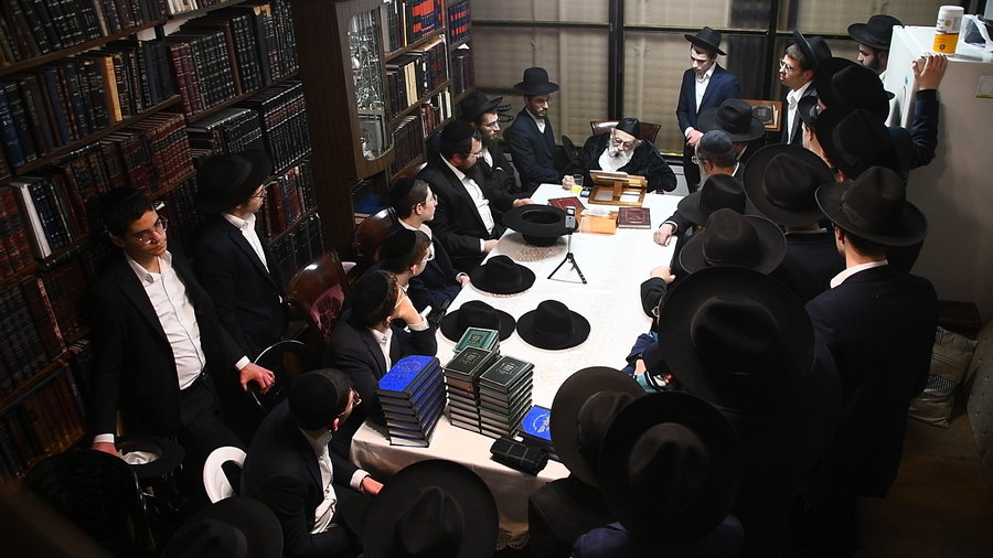 הגר"מ גריינמן במסירת השיעור