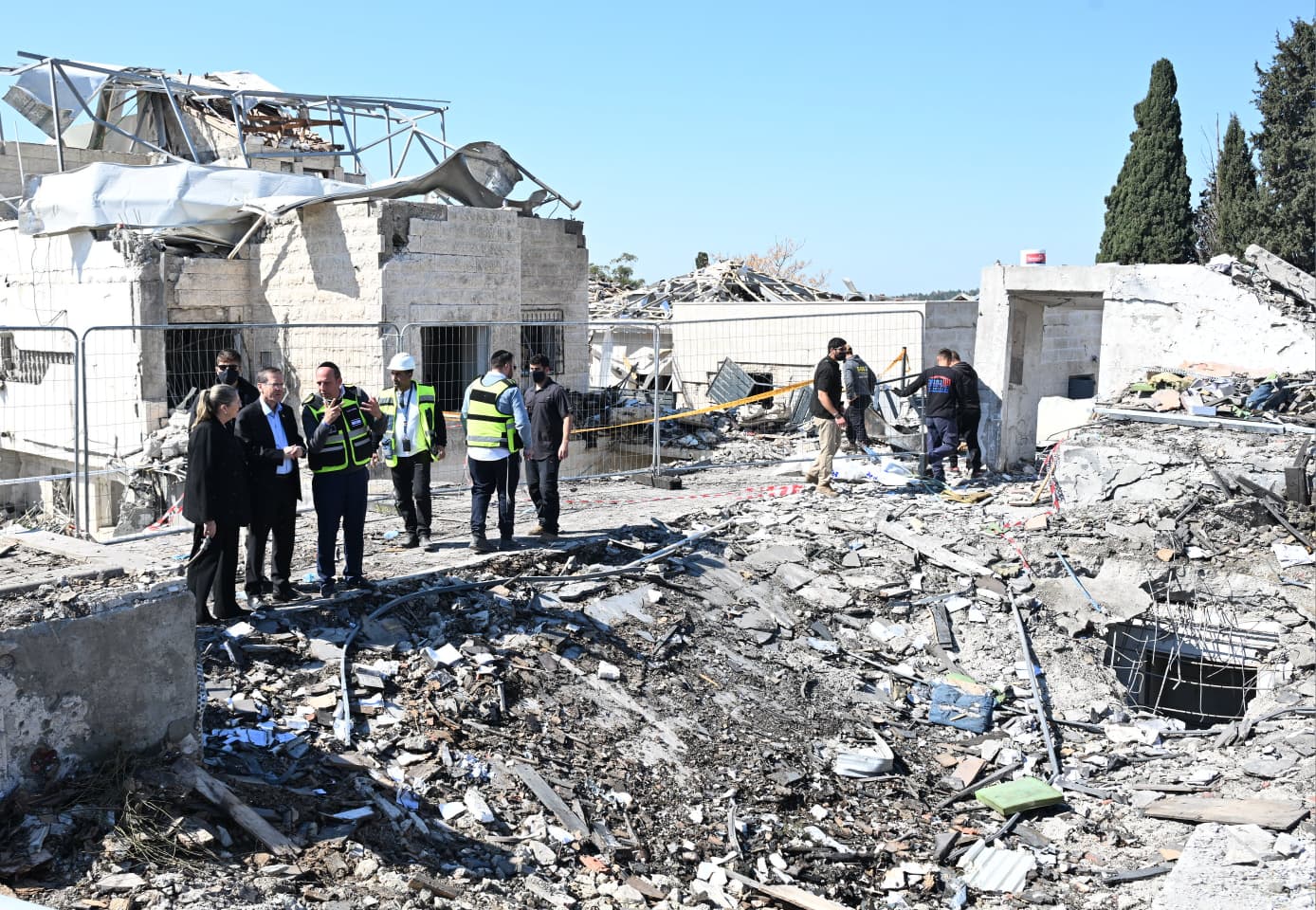 הנשיא הרצוג בזירת הנפילה בבית שמש