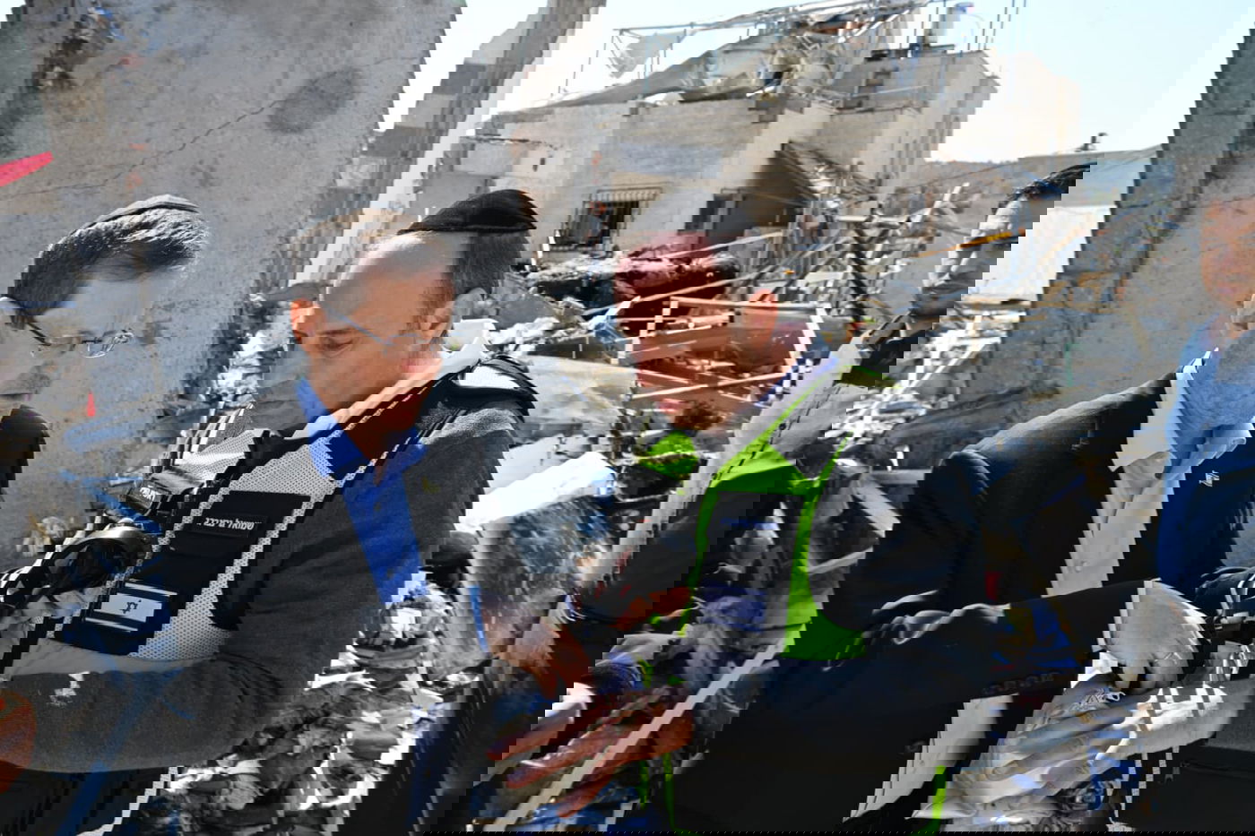 הנשיא הרצוג בזירת הנפילה בבית שמש