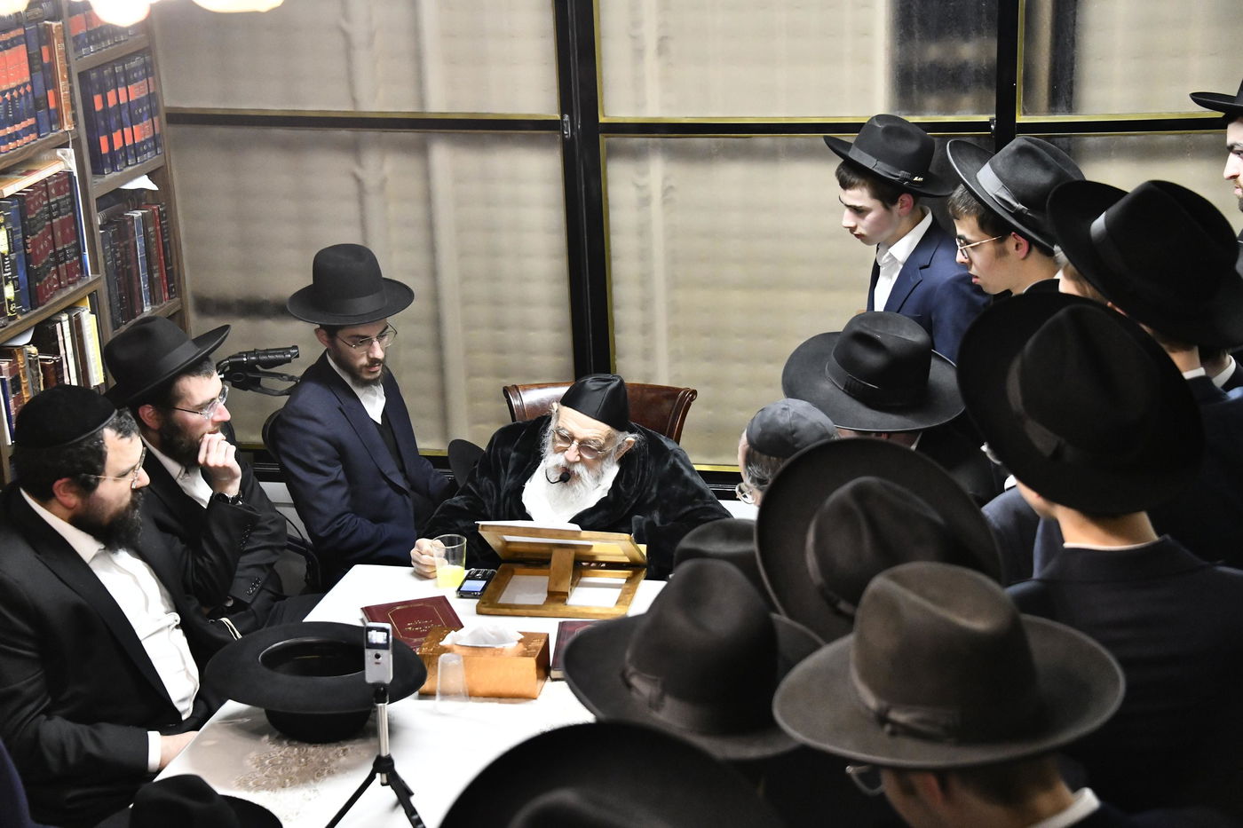 הגר"מ גריינמן במסירת השיעור