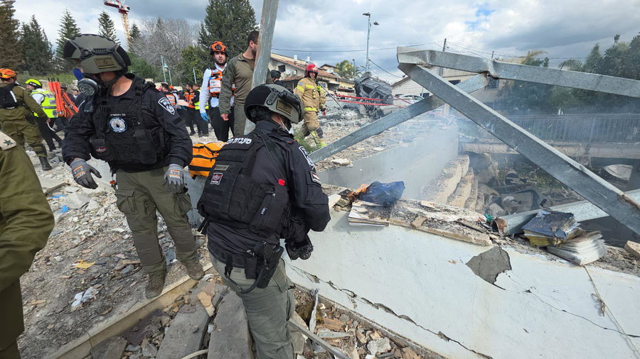 צה"ל מבצע גל תקיפות בטהרן | שברי יירוט פגעו במבנה בבני ברק, פצועים בגוש דן