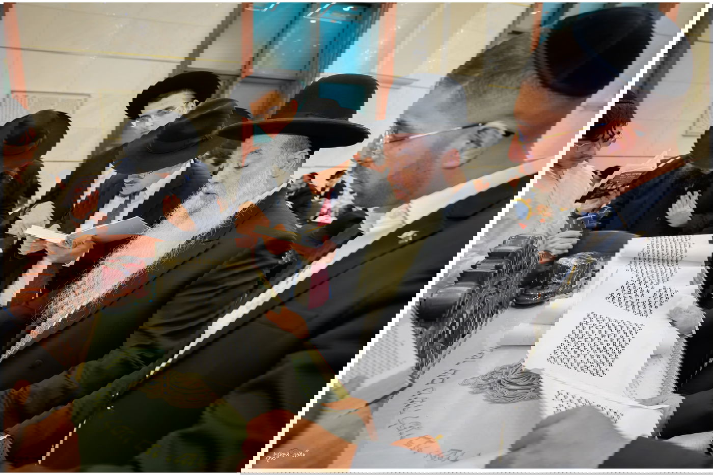 הגאון הרב יגאל כהן בקריאת המגילה