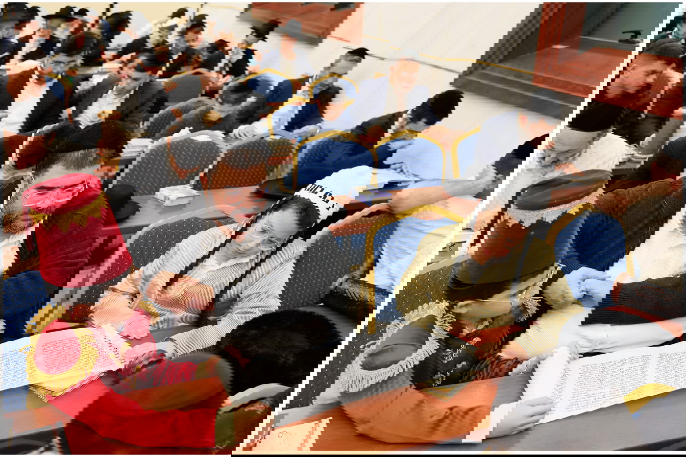 הגאון הרב יגאל כהן בקריאת המגילה