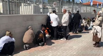 "אמא", "הצילו" | כך המשתתפים בהלוויה בבית שמש הסתתרו במטח האחרון • צפו