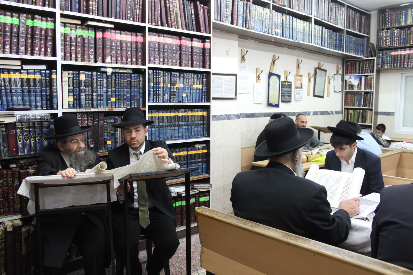 הגאון רבי מסעוד בן שמעון בקריאת המגילה