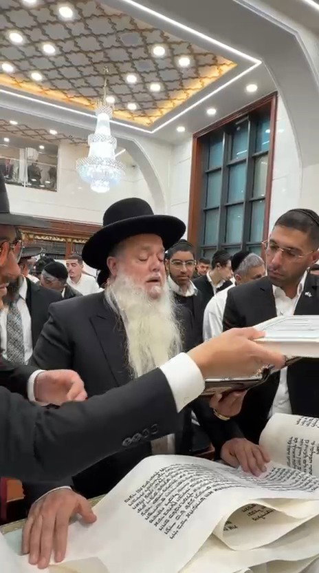 הגאון הרב יגאל כהן בקריאת המגילה