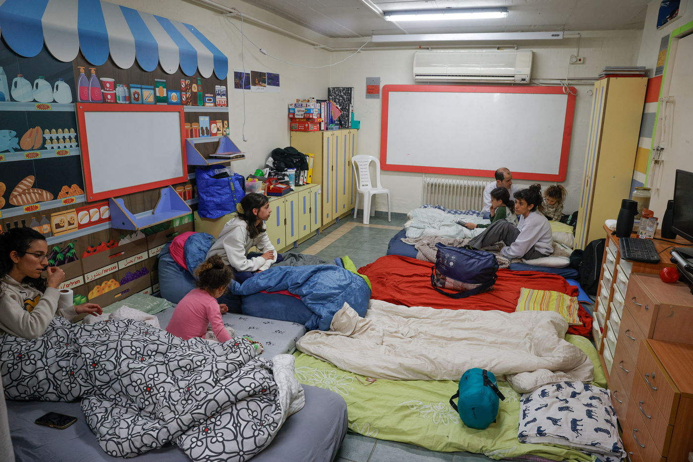 הורים וילדים במקלט במהלך מבצע שאגת הארי